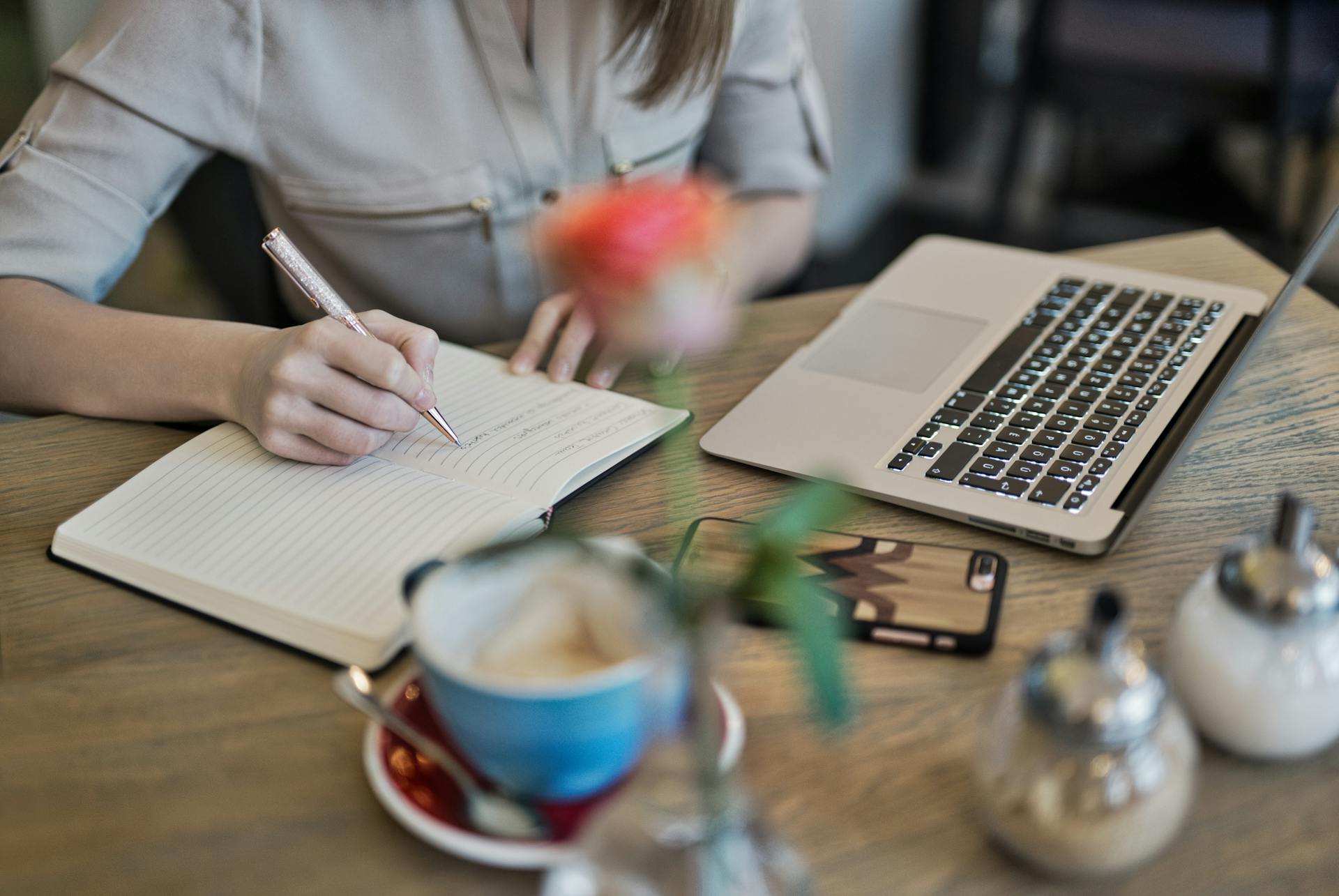 A person performing content writing at a desk. Photo by: Pixels.com